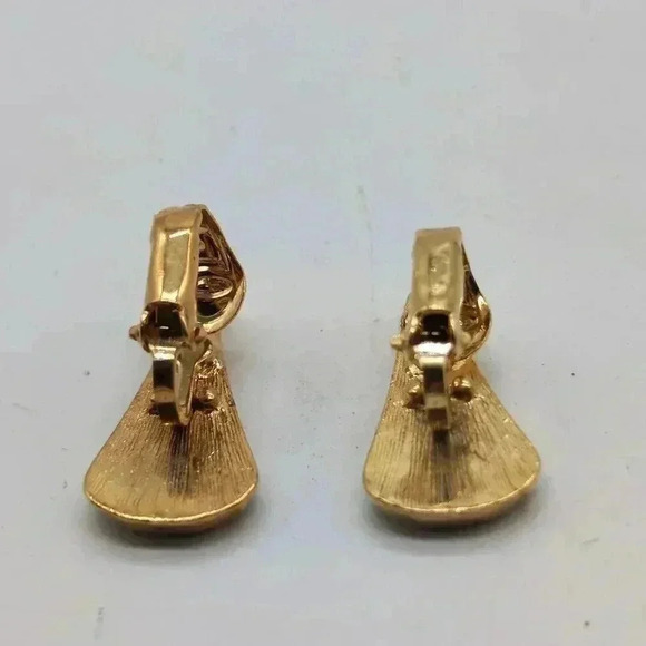 Art Deco Black Enamel and Glittery Gold clip on Earrings Estate Jewelry - Picture 3 of 3